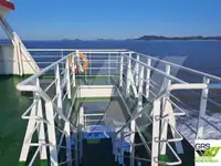 Ambarcațiune de debarcare, cu rezervoare de vânzare