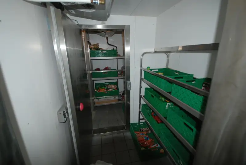 Ambarcațiune de debarcare, cu rezervoare de vânzare