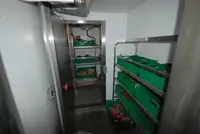 Ambarcațiune de debarcare, cu rezervoare de vânzare