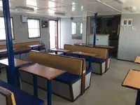 Ambarcațiune de debarcare, cu rezervoare de vânzare