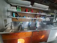 Ambarcațiune de debarcare, cu rezervoare de vânzare