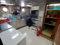 Ambarcațiune de debarcare, cu rezervoare de vânzare