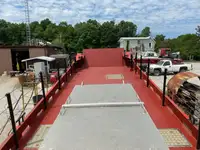 Ambarcațiune de debarcare, cu rezervoare de vânzare