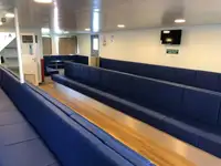 Ambarcațiune de debarcare, cu rezervoare de vânzare