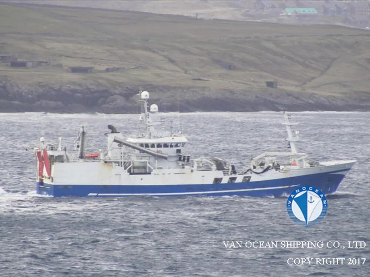Nava de pescuit tip trauler de vânzare