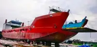 Ambarcațiune de debarcare, cu rezervoare de vânzare