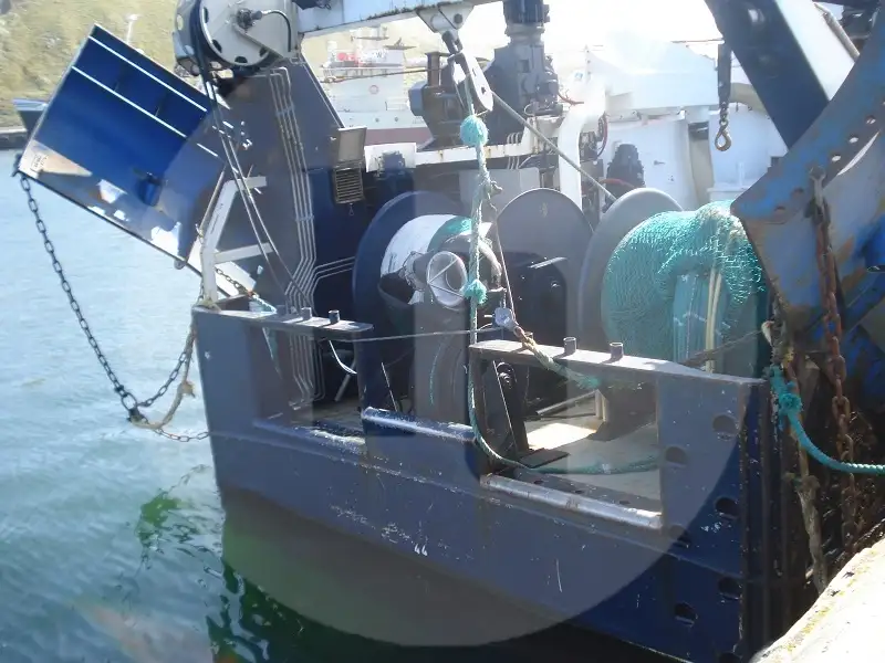 Nava de pescuit tip trauler de vânzare