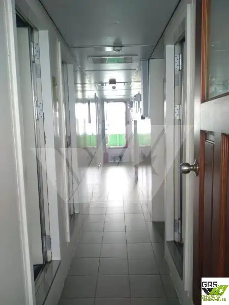 Ambarcațiune de debarcare, cu rezervoare de vânzare