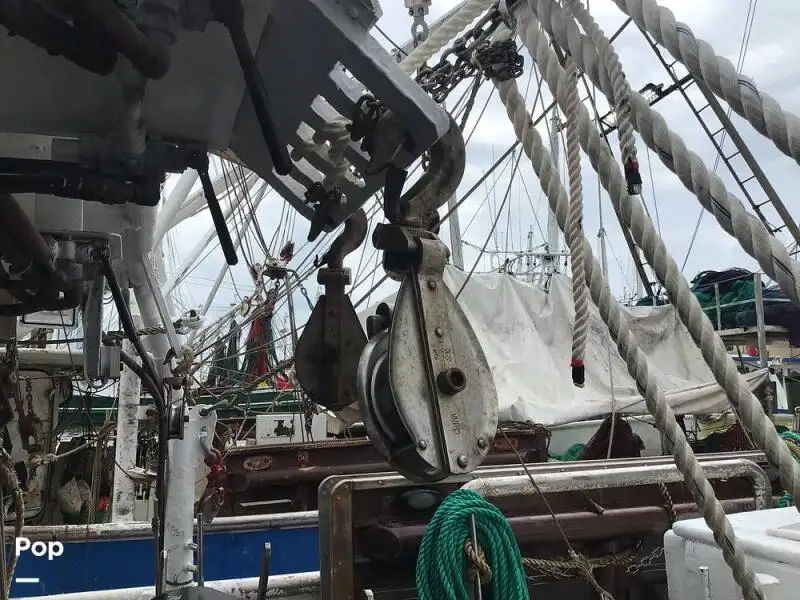 Nava de pescuit tip trauler de vânzare