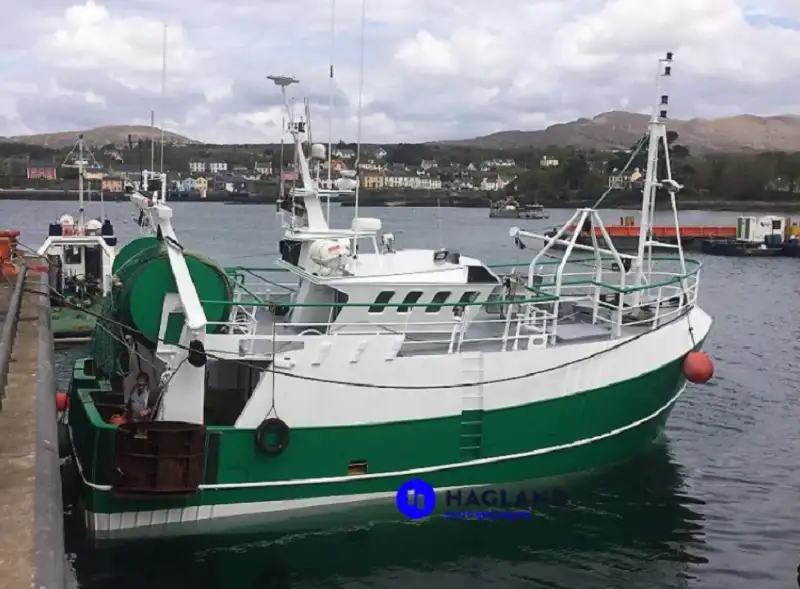 Nava de pescuit tip trauler de vânzare