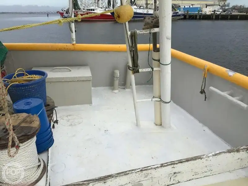 Nava de pescuit tip trauler de vânzare