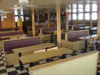 Ambarcațiune de debarcare, cu rezervoare de vânzare
