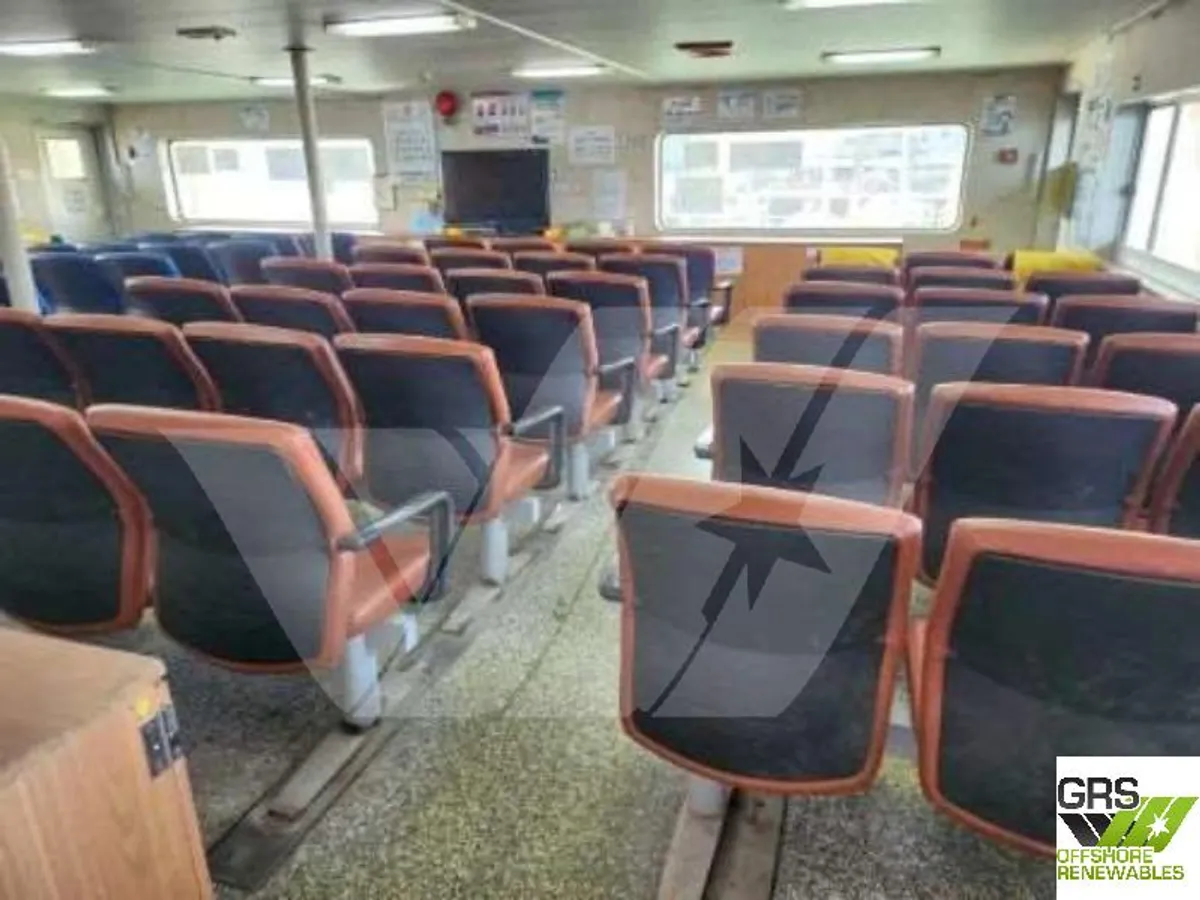 Ambarcațiune de debarcare, cu rezervoare de vânzare