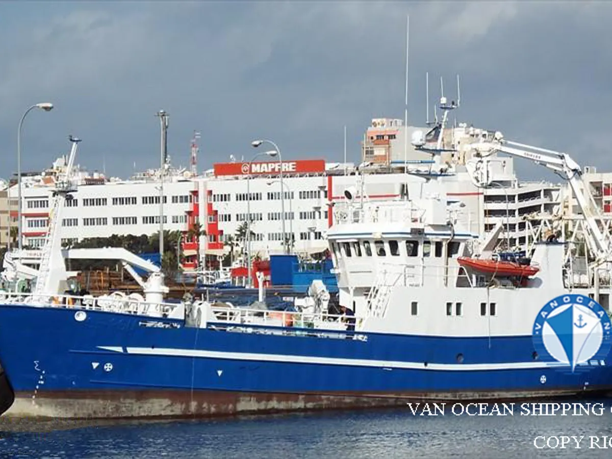 Nava de pescuit cu plase purseine de vânzare