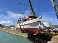 Nava de pescuit tip trauler de vânzare