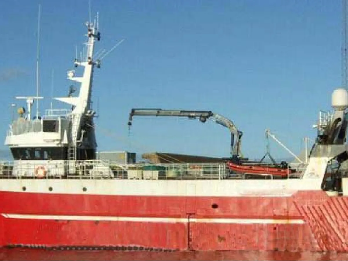 Nava de pescuit tip trauler de vânzare