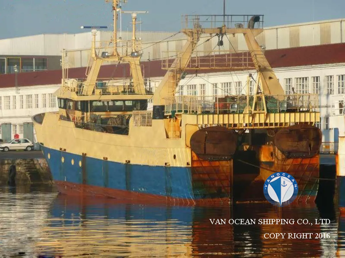 Nava de pescuit tip trauler de vânzare