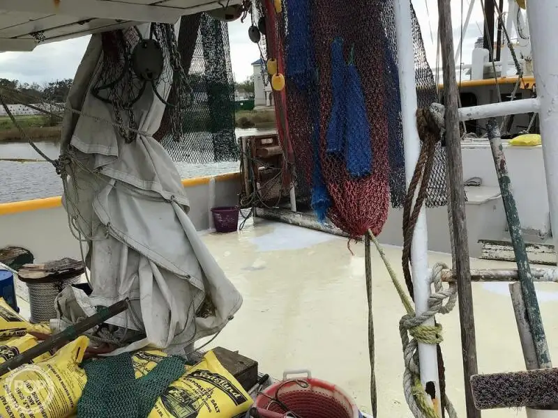 Nava de pescuit tip trauler de vânzare