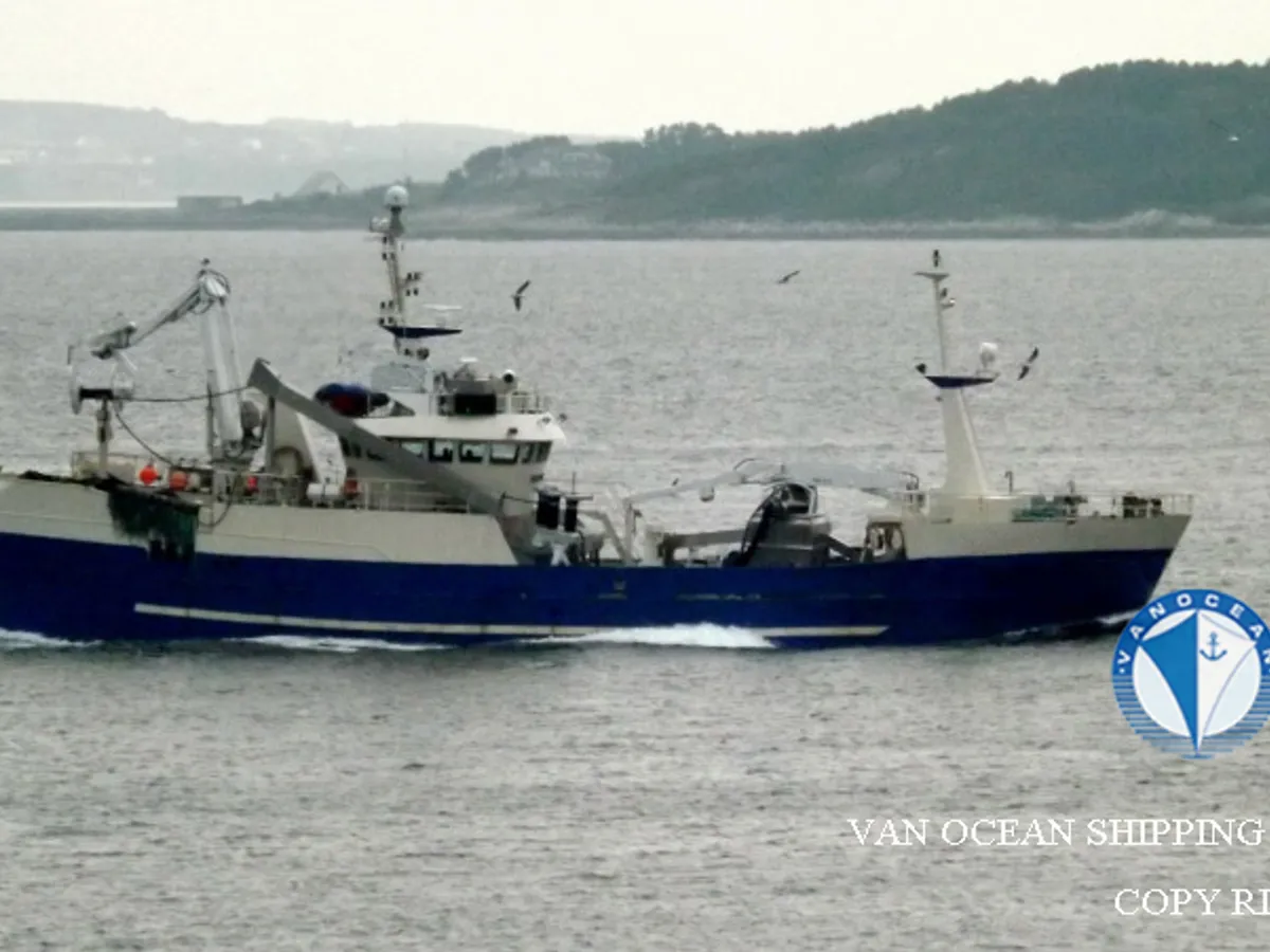 Nava de pescuit cu plase purseine de vânzare