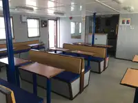 Ambarcațiune de debarcare, cu rezervoare de vânzare