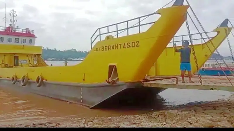 Ambarcațiune de debarcare, cu rezervoare de vânzare