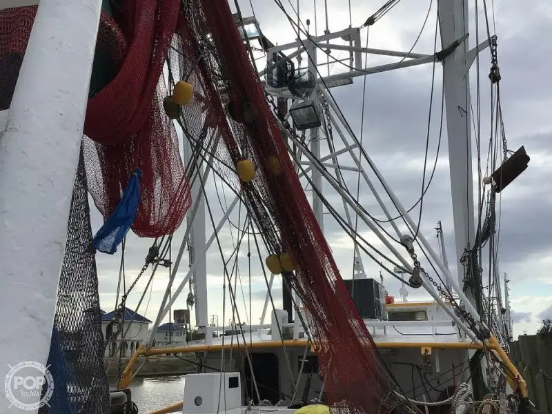 Nava de pescuit tip trauler de vânzare