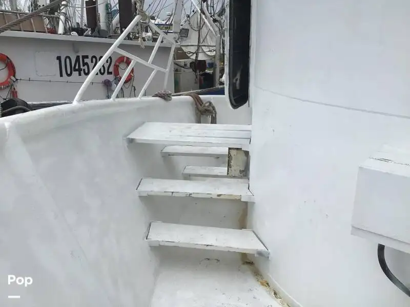 Nava de pescuit tip trauler de vânzare