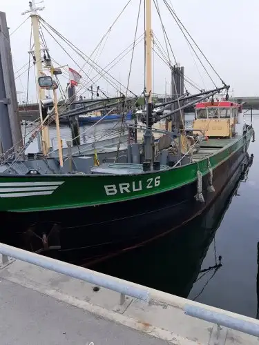 Nava de pescuit tip trauler de vânzare