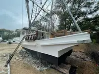 Nava de pescuit tip trauler de vânzare