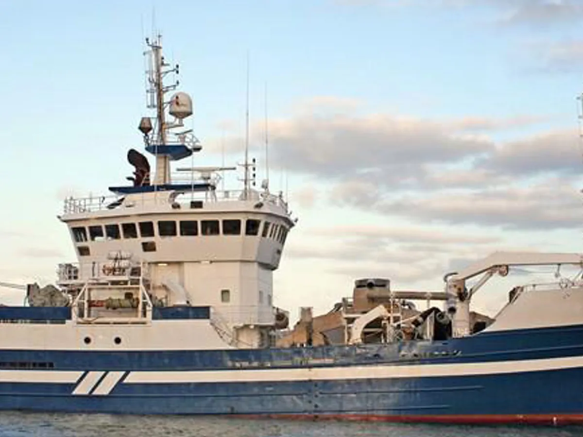Nava de pescuit tip trauler de vânzare