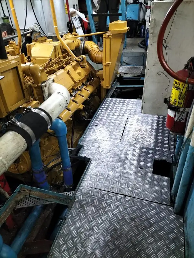 Nava de pescuit tip trauler de vânzare