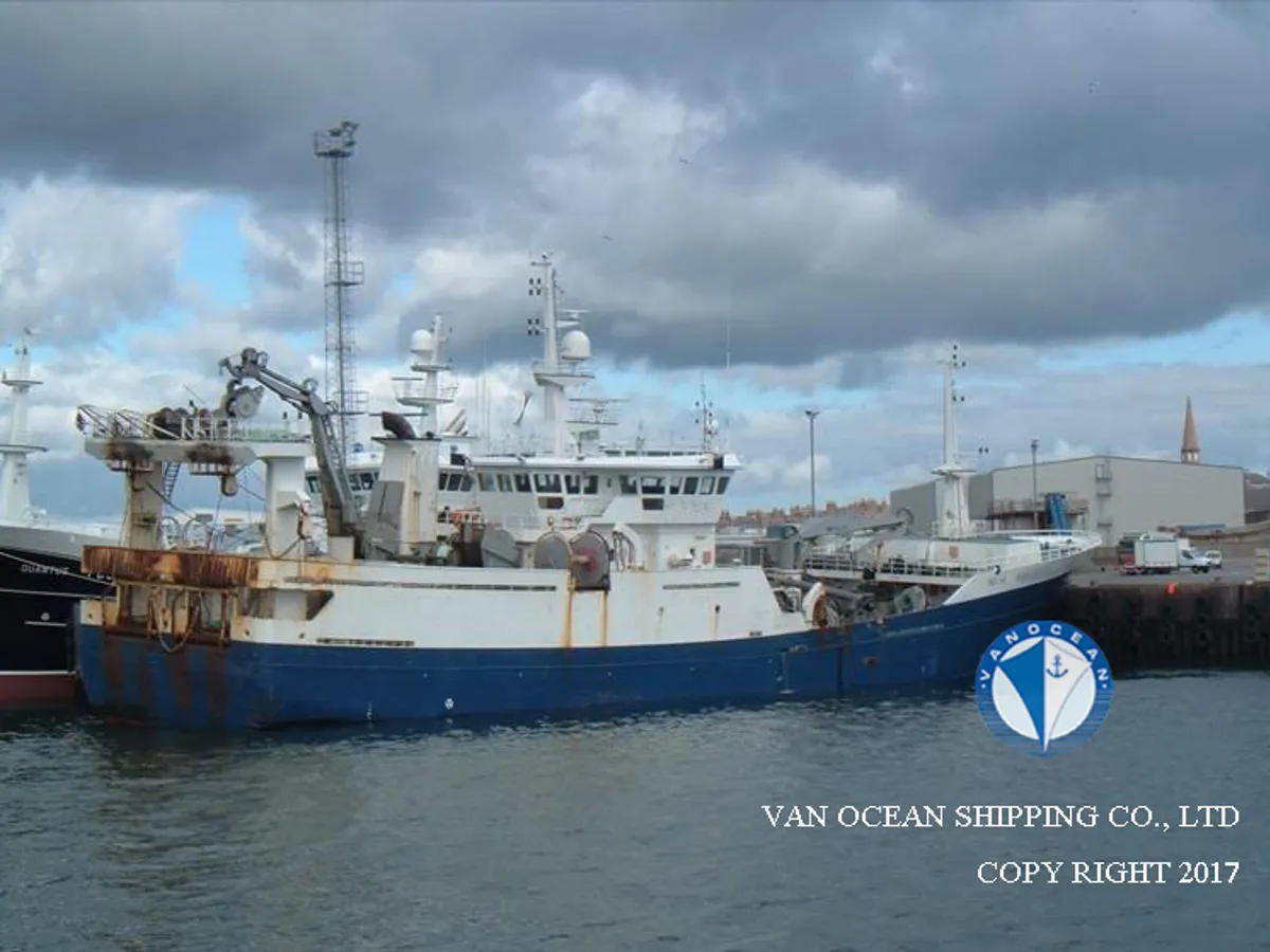 Nava de pescuit tip trauler de vânzare