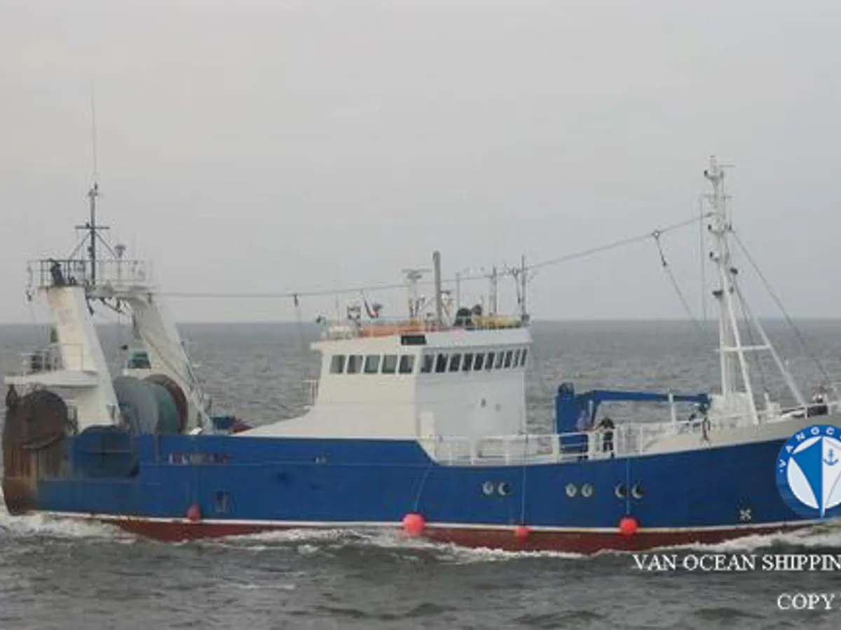 Nava de pescuit tip trauler de vânzare