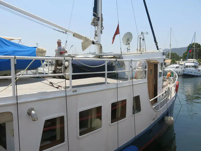 Nava de pescuit tip trauler de vânzare