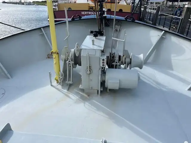 Nava de pescuit tip trauler de vânzare
