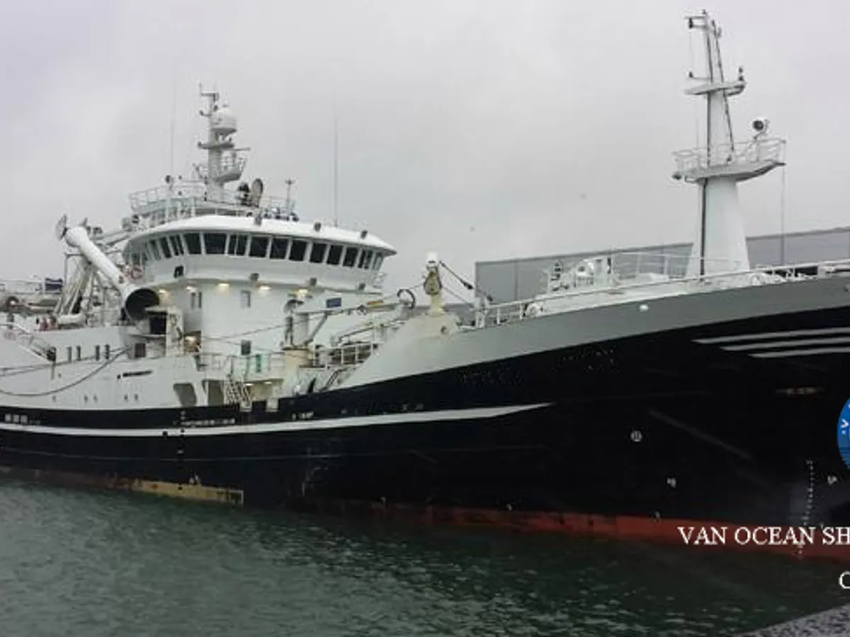 Nava de pescuit tip trauler de vânzare