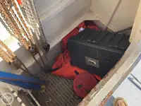 Ambarcațiune de debarcare, cu rezervoare de vânzare