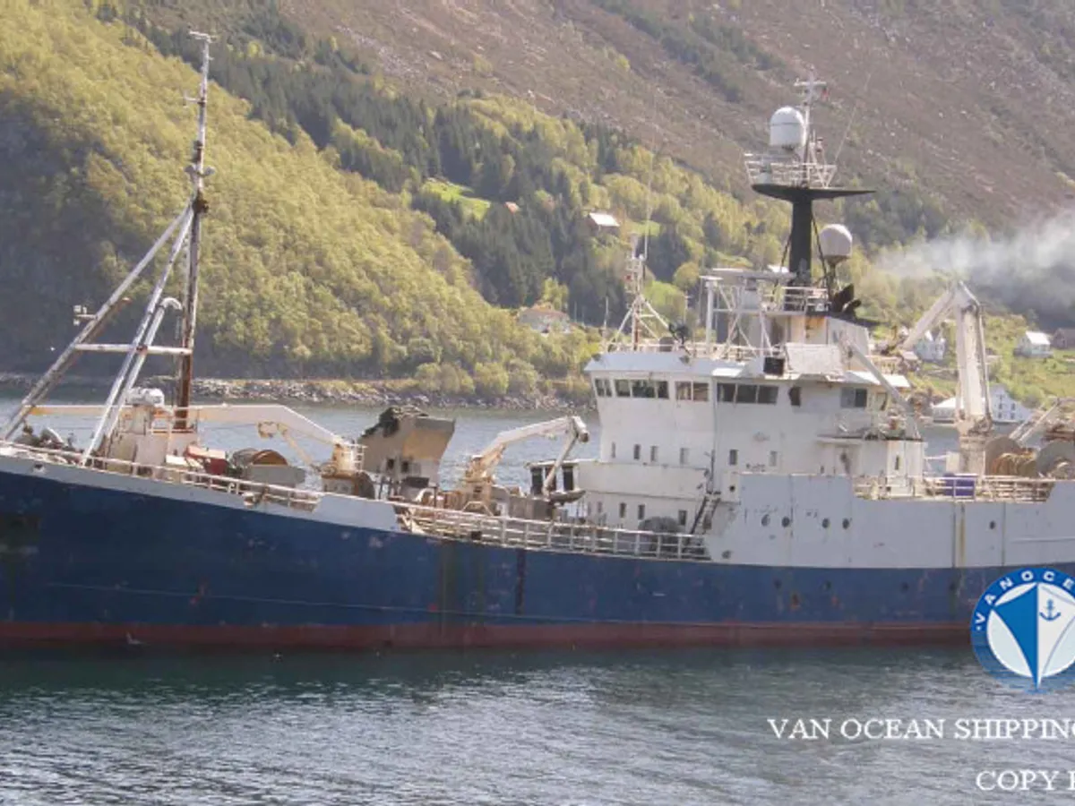 Nava de pescuit tip trauler de vânzare