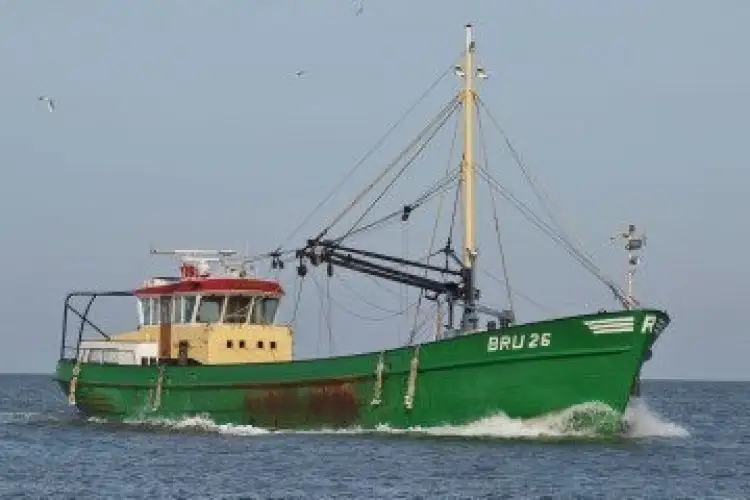 Nava de pescuit tip trauler de vânzare