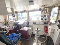 Ambarcațiune de debarcare, cu rezervoare de vânzare