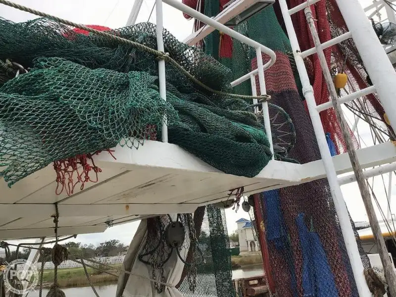 Nava de pescuit tip trauler de vânzare