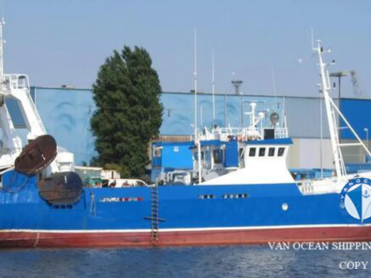 Nava de pescuit tip trauler de vânzare