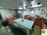 Ambarcațiune de debarcare, cu rezervoare de vânzare