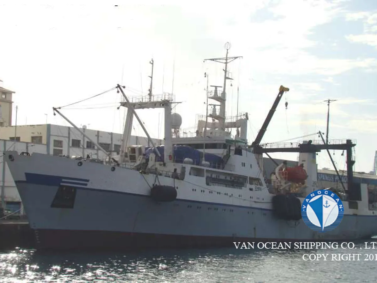 Nava de pescuit tip trauler de vânzare