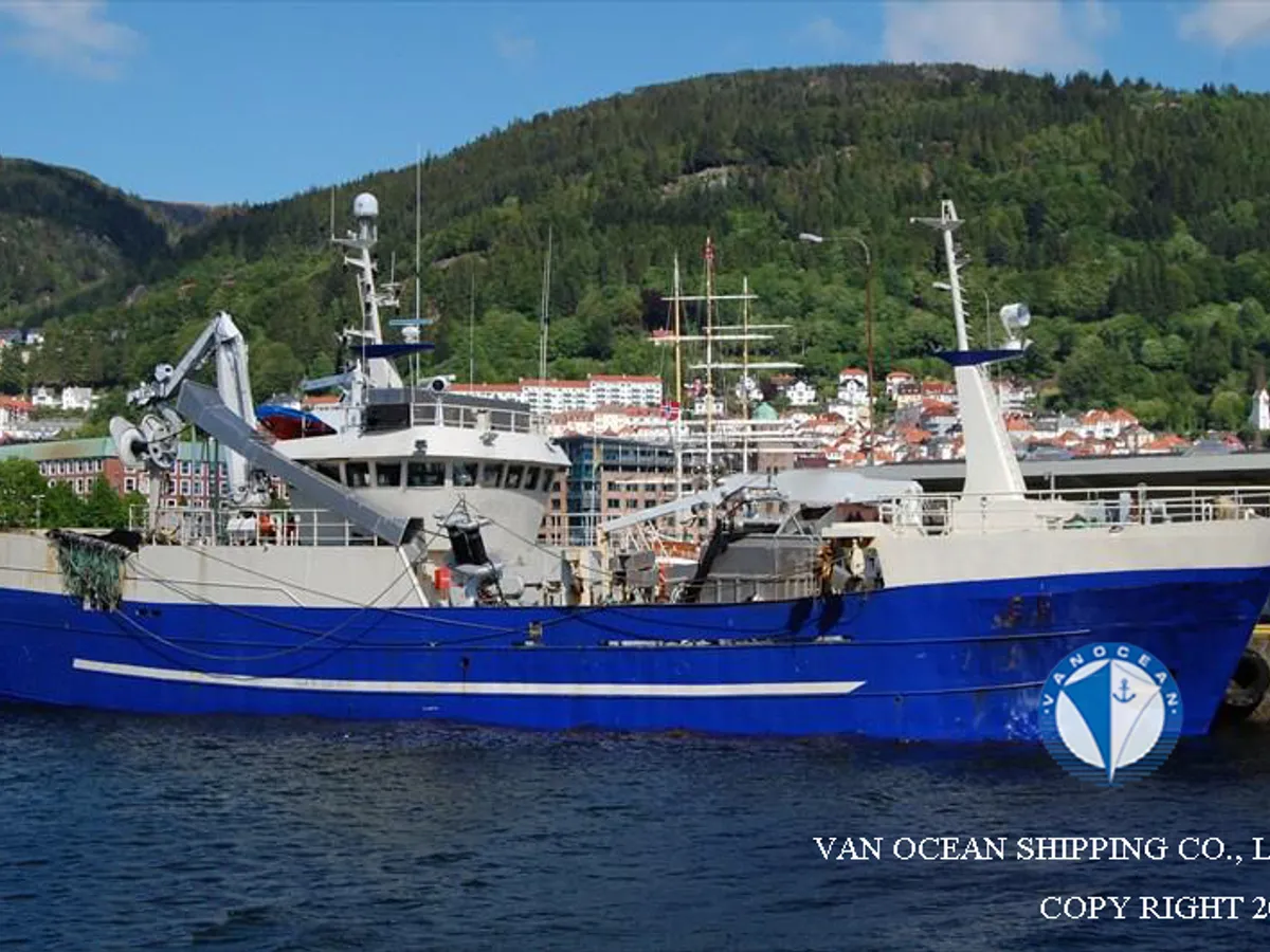 Nava de pescuit cu plase purseine de vânzare