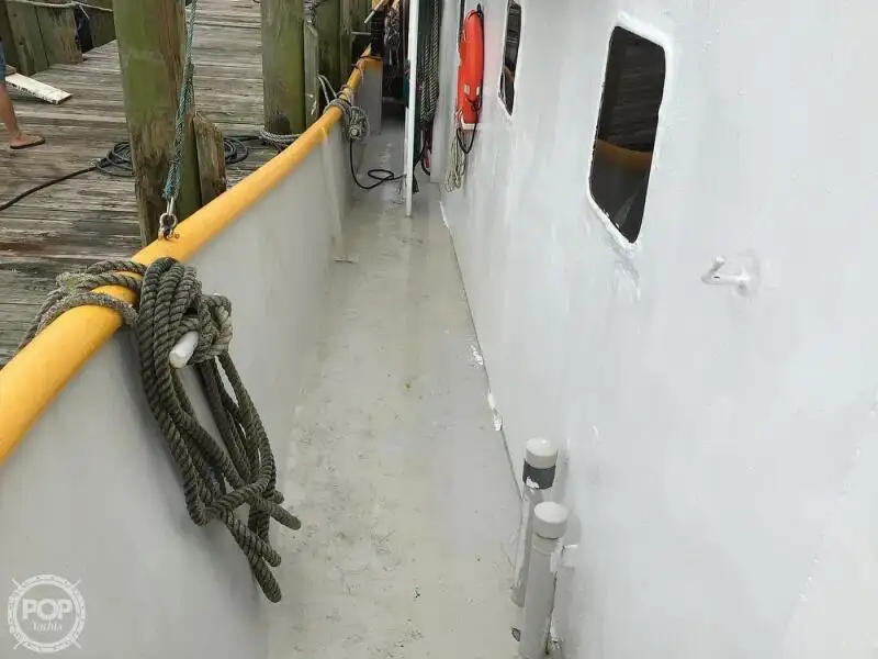 Nava de pescuit tip trauler de vânzare