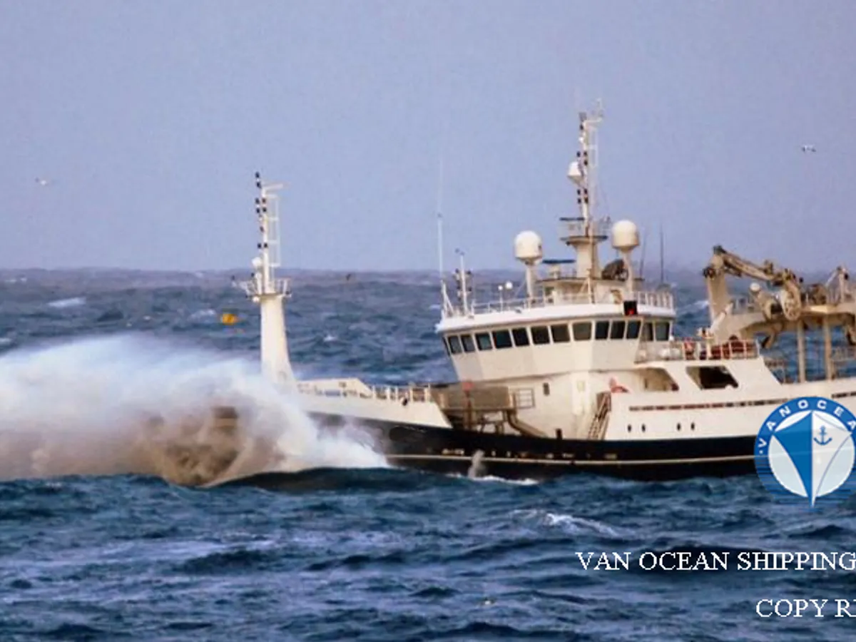 Nava de pescuit tip trauler de vânzare