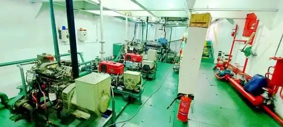 Ambarcațiune de debarcare, cu rezervoare de vânzare