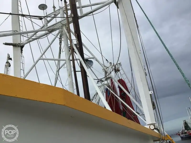 Nava de pescuit tip trauler de vânzare