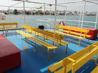 Ambarcațiune de debarcare, cu rezervoare de vânzare
